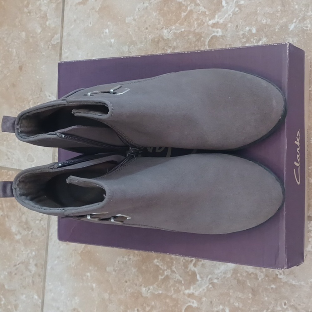 *Clarkes Grey Suede Bootie sz 6